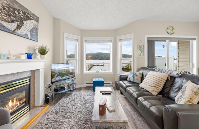 Beach Front Retreat :Private Beach and Dock Access, Hot Tub, BBQ &Free Kayaks!