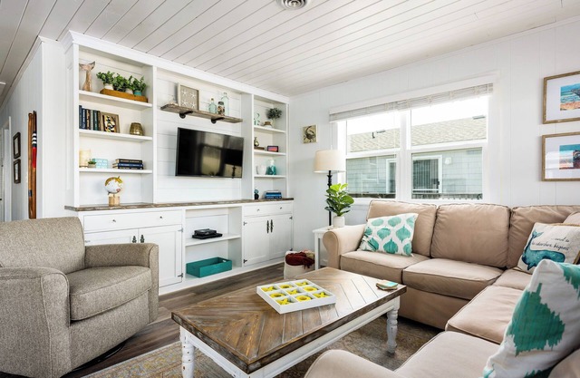 Beach getaway! Walk to beach, hot tub, near shops