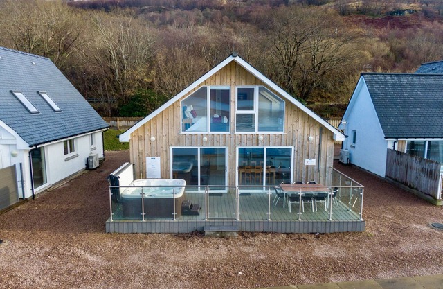 Beach House 2 with Hot Tub - sleeps 8 guests in 4 bedrooms