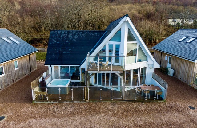 Beach House 3 with Hot Tub - sleeps 9 guests in 4 bedrooms
