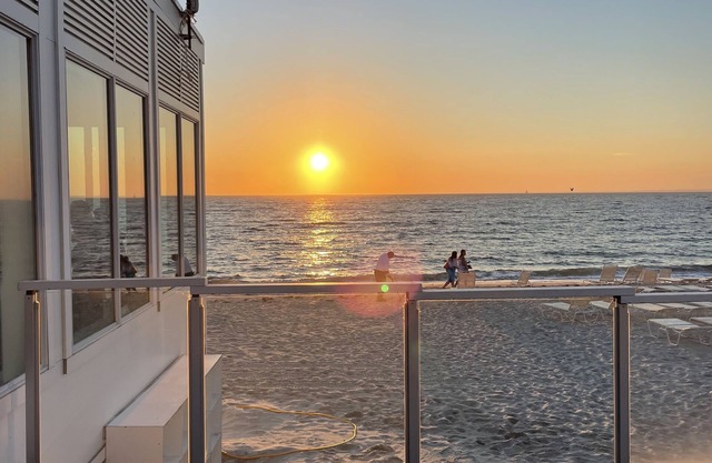 Beach House, 5 min Walk to Old Silver Beach!