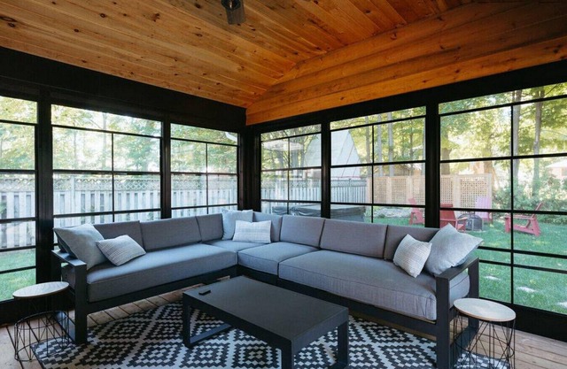 Beach House 5 Star Gem with a Muskoka room and Yoga Studio