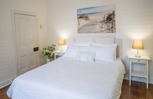Beach house full of character and charm 3 minutes walk to beach