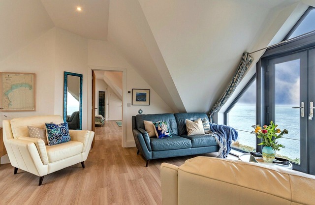 Beach House in Mousehole with Stunning Sea Views