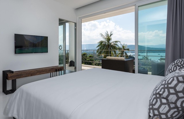 "Beach House" Sea View Pool Apartment