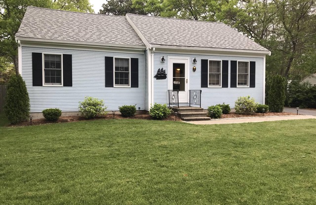BEACH HOUSE, VERY CLEAN, Less than 1/2 mile walk to Beach, WIFI, Central Air