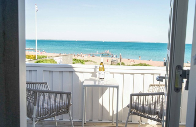 Beach house with private sauna and first class seaview!