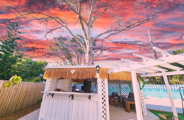 Beach Paradise for Groups! Huge Heated Pool, Spa, Amenities!