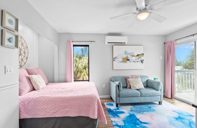 Beach Rd, 300ft to Beach Access & 500ft to Siesta Key Village, Studio