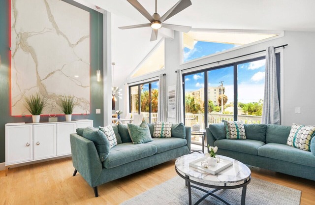 Beach Rd, 300ft to Beach Access & 500ft to Siesta Key Village, 2bdr & Studio