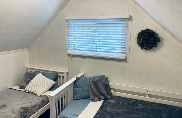 Beach Retreat - 2 min walk to the Beach 2 min walk to main street