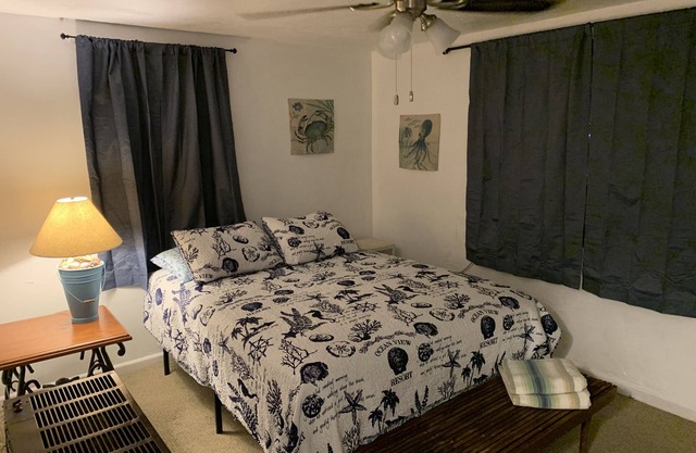 Beach Side Studio #2 - Pet Friendly, WiFi, Off-Street Parking, Large Smart TV