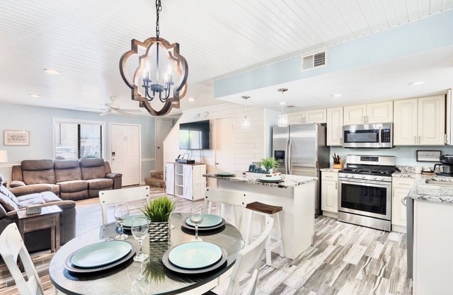 BEACH VACAY- 2 bed 2.5 bath, GOLF CART, 11 POOLS, MINI GOLF- 5 Star Home