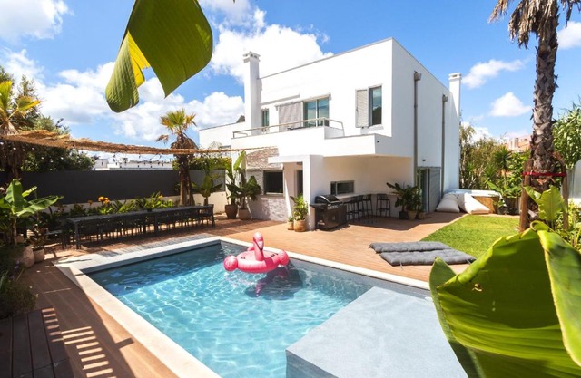 Beach Villa - 16min to Downtown - 30 PPL