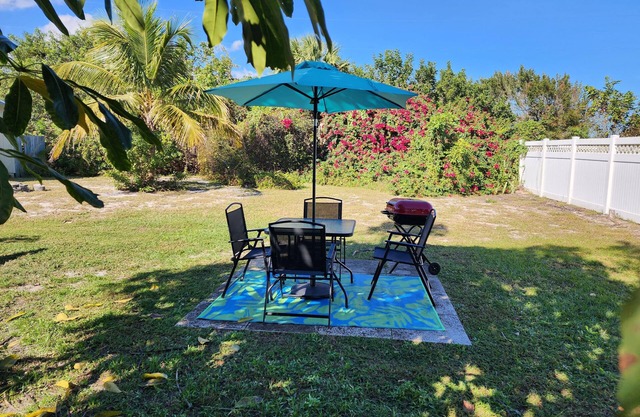 Beachcomber Villa - Your Relaxing Beach Town Getaway - Newly Remodeled, King Bed