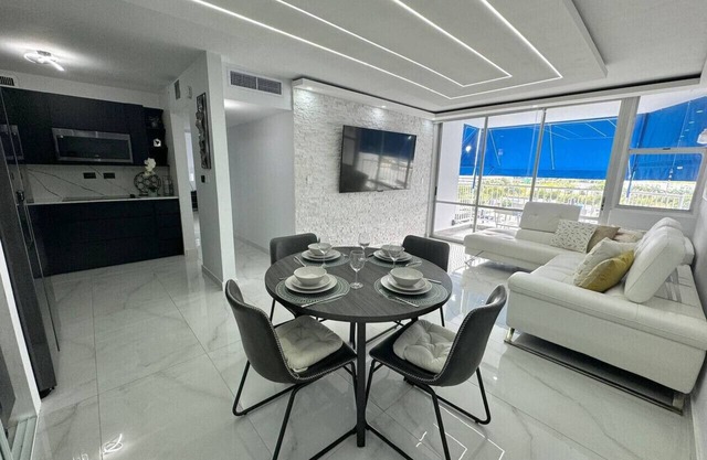 Beachfront 2 Bdrm ~ Walk to Eat ~ W/D ~ King Bed