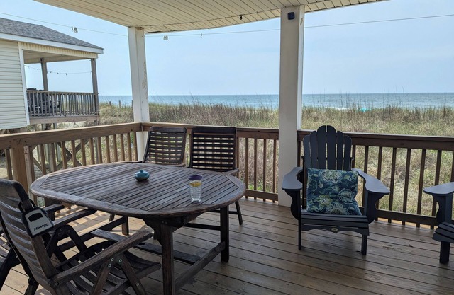 Beachfront 2-bedroom cottage with breathtaking view and just steps to the beach