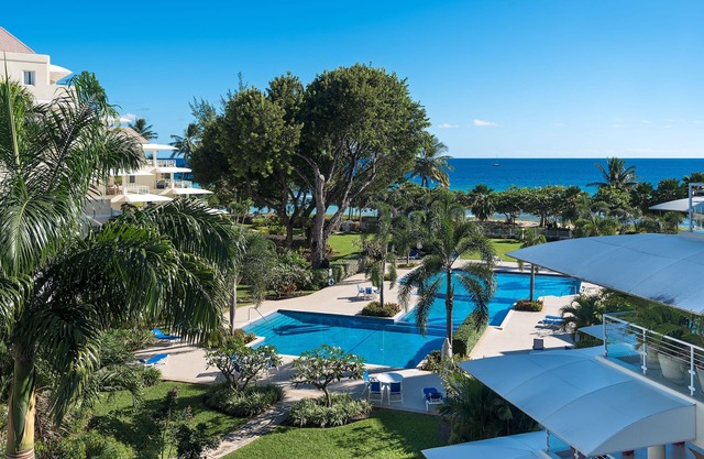 Beachfront 3 Bedroom Condo with Onsite Gym, Three Communal Pools and Security