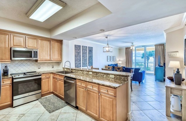 Beachfront 3BR ~ Huge Balcony ~ 2 Pools - Free Beach Searvice