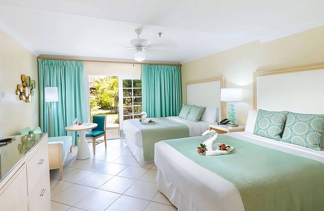 Beachfront Accommodations! Two Relaxing 2BR Suites, Outdoor Pool, Free Parking!
