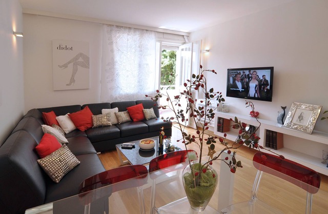 Beachfront Apartment Barbara, near Bacvice beach walking distance from old town