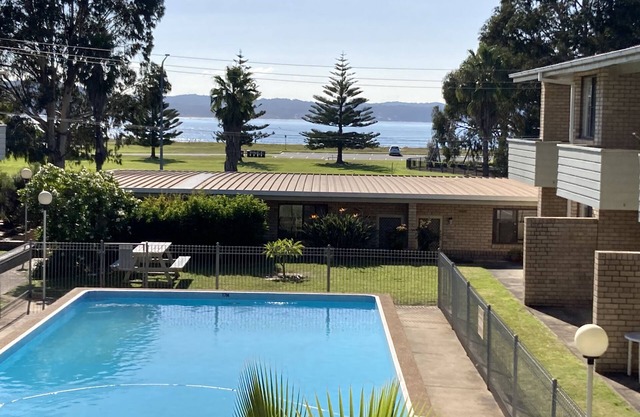 Beachfront Batemans Bay-Batehaven NSWn2 bedroom apartment,pool, free parking