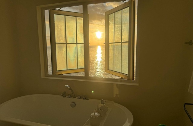Beachfront Bliss: Spacious 2-Bedroom Townhouse with Sunset Views in Negril