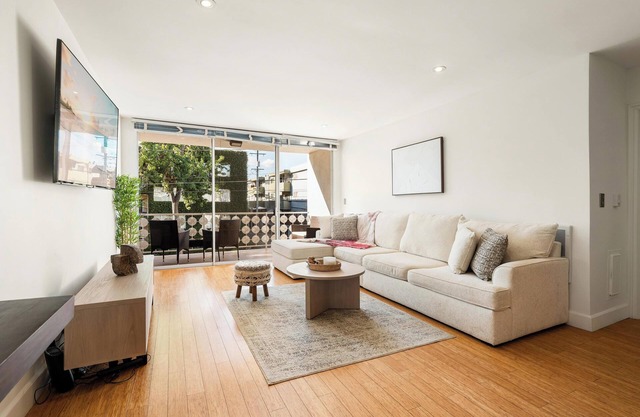Beachfront Bliss: Spacious 2BR Apt Santa Monica