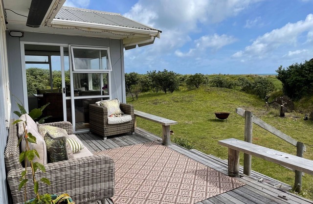 Beachfront Bliss with Private Access to North Piha – Cozy Family Home & Sleepout