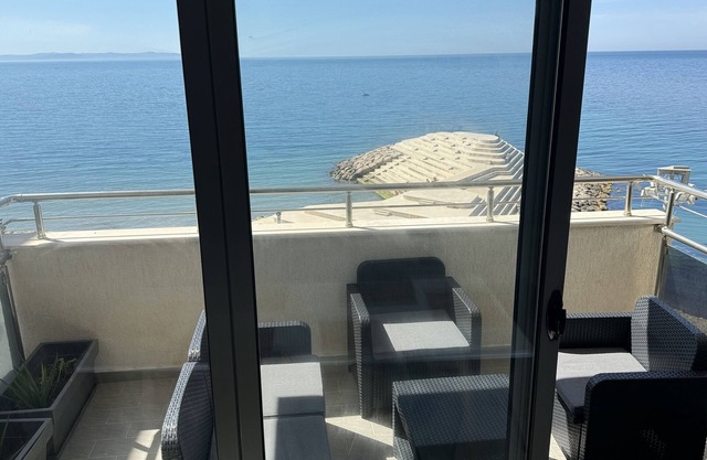 Beachfront BS Apartment 6