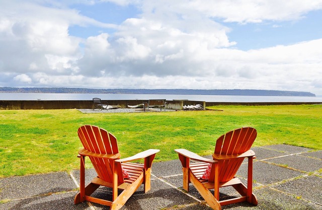 Beachfront Cabin on private, secluded Bells Beach 5 minutes from Langley Village