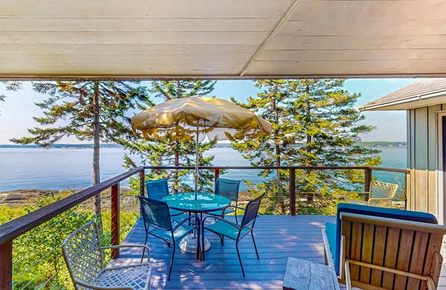 Beachfront Delight with detached guesthouse, private beach access, Dog-friendly