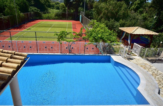Beachfront Family Luxury Villa Jolie: tennis, pool, jacuzzi, sauna, ping-pong.