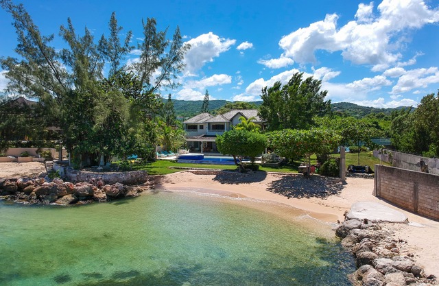 BEACHFRONT - Fully staffed Private Villa