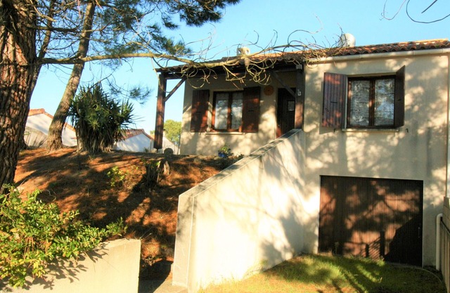 Beachfront House with Garden, Close to Shops and Pet-Friendly