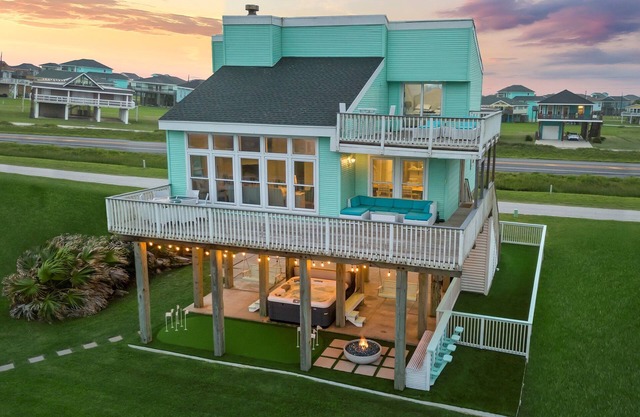 Beachfront + Hot Tub | Fireplace | Putt-Putt | Pet