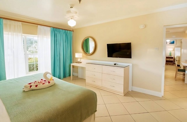 Beachfront Hotel! Four Spacious 1BR Suites with Full Kitchen and Sea View!