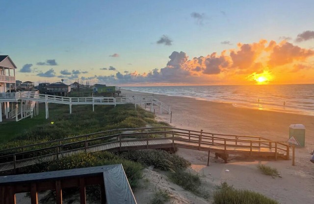 Beachfront Luxe! Recent Build! On Sand Pet Friendly! Ocean Front! Super Cute