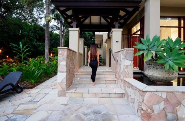 Beachfront Luxurious 3 bedroom Villa Palm Cove.