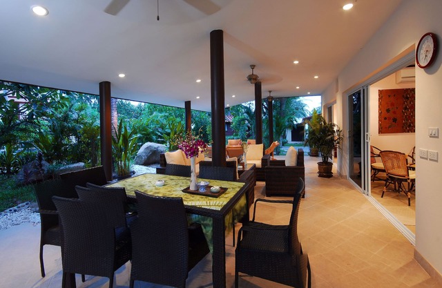 Beachfront Resort: Villa 4-bdr, very spacious, only 20m to the beach.