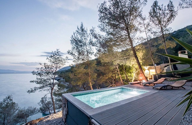 Beachfront robinson cottage with a pool