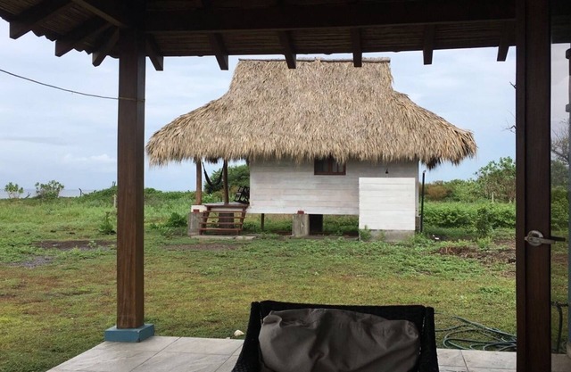 Beachfront Studio Escape – Simple, Serene, Tesoro