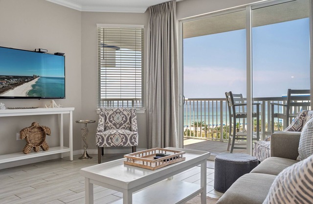Beachfront, Top Floor, Updated- FREE Beach Service