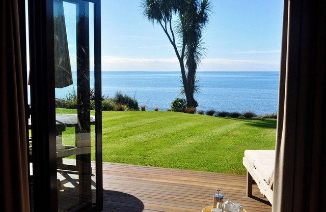Beachfront Villa - Adrift in Golden Bay (adults only)