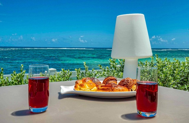 Beachfront villa rental, sea view - sleeps 8