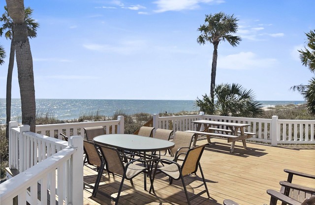 Beachfront w/Main House & Guest House; Screened Porch; Sun Deck; Cable TV/WiFi
