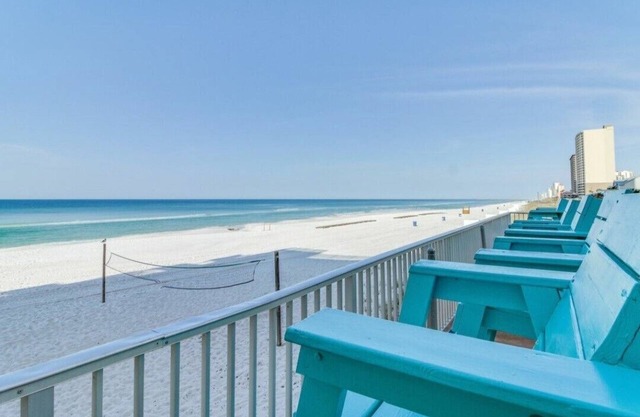 Beachfront- with Pool-Walking Distance to Dining