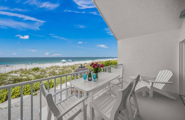 ~ BEACHFRONT ~ YES, THAT'S YOUR VIEW! ~ END OF SUMMER SPECIALS ~