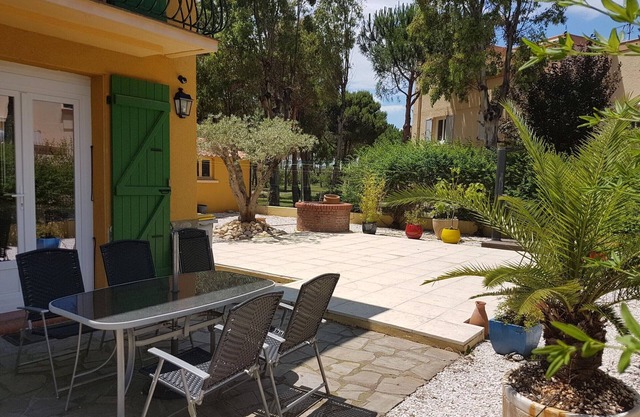 Beachside 2-Bed Apartment for 5 with Garden, BBQ & WiFi