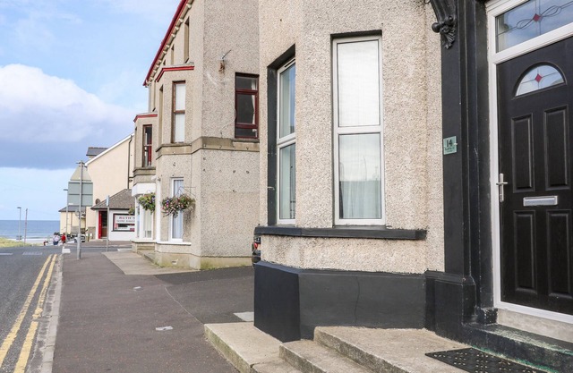 BEACHSIDE AND GOLF APARTMENT, pet friendly in Castlerock